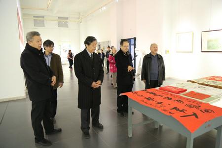 赵榆先生和妻子候宗彦女士参观洪昌美术馆的美术作品