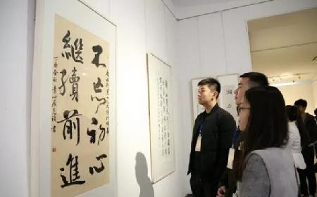 学生党员们参观画展