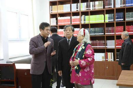 沧州师范学院党总支书记陈西峰带领赵榆先生和妻子参观书屋