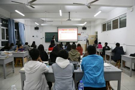 同学们积极回答问题