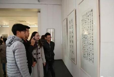 老师带领学生干部们参观画展